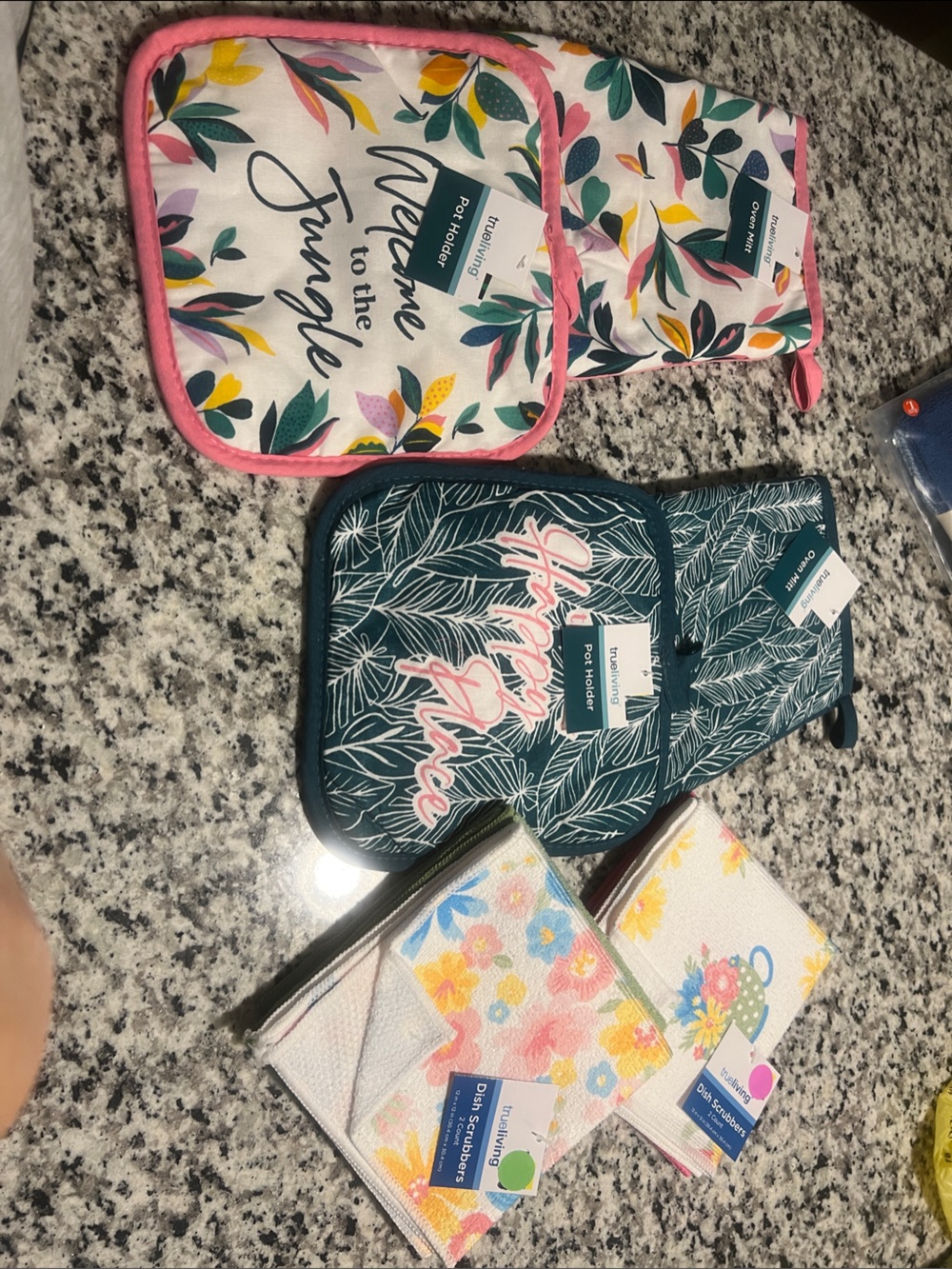 Bundle of 2 Oven Mitts 2 Pot holders 2pks dish cloths total 4 cloths